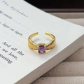 Makroaufnahme des Vintage-Goldrings mit lila ovalem Stein und graviertem Band - Einstellbar Offen / Exquisite Gestreifte Textur Ovaler Stil (JZ5308) / Gold-Lila