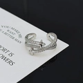 Detailansicht silberner Sternring mit funkelnden Zirkonia-Steinen und Kreuzdesign - Pave-Set Überkreuzter Doppelter Vierpunktstern Stil (JZ1311)