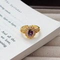 Nahaufnahme eines Vintage-Goldrings mit lila ovalem Edelstein und weißem Zirkon - Einstellbar Offen / Vintage Palast Blumenform Stil (JZ5640) / Gold-Lila
