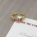 Macro-opname van vintage paarse emaille ring met vierkante steen en bloemendetails - Paarse Vierkante Edelsteen Vintage Stijl (JZ1996A)
