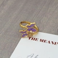 Macro-opname van een vintage gouden ring met paarse emaille en kristallen vlinders - Twee Paarse Eén Diamant Vlinder Stijl (JZ2064A)