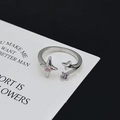 Detailansicht des Sternenrings aus Silber mit Zirkon und lila Schmuckstein - Rosa und Violetter Stein Asymmetrischer Kreuzstern Stil (JZ1726)