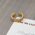 Detail van vintage paarse emaille klaverring in goud op een witte displaykaart - Paars Vierbladig Klavertje Continu Stijl (JZ5965)