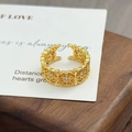 Detail eines Vintage Goldrings mit filigranem Spitzenmuster und Zirkonia Steinen - Hohles Spitzen-Pave-Design (JZ0331A)