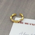 Detail van vintage paarse emaille open ring met gouden afwerking en witte zirkoon - Paarse Olijfketting Edelsteen Stijl (JZ5983)