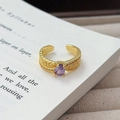 Makroaufnahme eines Vintage-Goldrings mit Federmuster und birnenförmigem lila Zirkon - Einstellbar Offen / Federgeschnitzter Birnenförmiger Edelsteinstil (JZ5718) / Gold-Lila