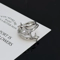 Makroaufnahme: Silberner mehrlagiger Sternring mit Zirkonia auf weißer Karte - Mehrlagiger Verschlungener Drei-Sterne-Stil (JZ1735)