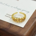 Gros plan d'une bague couronne vintage dorée sertie de zircons avec design ouvert - Style de Décoration de Couronne Vintage (JZ0635A)