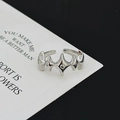 Nahaufnahme eines Starburst-Punkrings mit Zirkonia auf weißer Karte vor schwarzem Grund - Dornenstern-Zirkon-Stil (JZ2374)