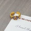 Detail van een vintage gouden gevlochten ring met paarse emaille bloem en kristallen - Paarse Emaille Stamper Geweven Stijl (JZ6253)