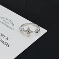 Detailaufnahme des silbernen Stern- und Schleifenrings mit Zirkonia im offenen Design - Hohler Fünfpunktstern Bogen Stil (JZ2420)