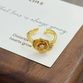 Vue détaillée d'une bague fleur vintage dorée avec zircon blanc et pétales brossés - Style de Fleur Solitaire à Texture Brossée (JZ2272A)
