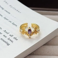 Makroaufnahme von Vintage-Goldring mit lila Zirkon und komplizierter Blumen-Gravur - Einstellbar Offen / Vintage Palast Wassertropfen Edelsteinstil (JZ6106) / Gold-Lila