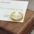 Détail d'une bague vintage dorée avec oxydes de zirconium et texture de chaîne cubaine - Style Pavé Croisé de Chaîne Cubaine (JZ3042A)