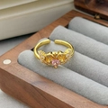 Vue détaillée d'une bague dorée réglable avec une pierre cœur rose et petits cristaux - Ouvert Réglable / Style Cœur Couronne Zirconia Rose (JZ0783A)