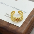 Détail d'une bague vintage dorée avec motif fleur en zircon et anneau croisé texturé - Style de Fleur à Cinq Pétales à Double Anneau Croisé (JZ3352A)