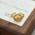 Détail d'une bague vintage en or avec pierre centrale orange et pavé de zircons - Style Pavé de Pierre Orange Octogone Bohême (JZ3366A)