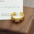 Détail macro d'une bague dorée vintage avec zircon en étoile et texture métal brossé - Style Pavé Starburst à Texture Brossée (JZ3393A)