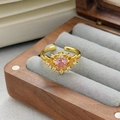 Dettaglio dell'anello a cuore placcato oro con zircone rosa e accenti di diamanti radianti - Aperto Regolabile / Stile Cuore Intagliato Radioso (JZ2084A)