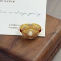 Détail d'une bague vintage en forme de fleur dorée avec perle, zircon et pierres rouges - Style de Pierre Rouge Perle du Palais Vintage (JZ3691A)