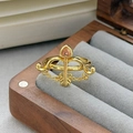 Dettaglio dell'anello vintage dorato con arco e freccia e zircone rosa a forma di cuore - Aperto Regolabile / Stile Freccia di Cupido e Catena Pendente (JZ2209A)