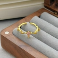 Dettaglio anello con zircone rosa a goccia in una scatola portagioie in legno e velluto - Aperto Regolabile / Stile Zirconia Rosa a Goccia con Onde (JZ2350A)