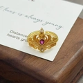 Détail de la bague couronne coeur vintage avec pierre rouge et zircons sur carte blanche - Style Cœur Rouge Creux de Couronne (JZ4591A)