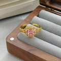 Dettaglio di un anello vintage con gemma rosa ovale in una scatola di legno di noce - Aperto Regolabile / Stile Ovale Texturizzato di Palazzo con Zirconia Rosa (JZ3413A)