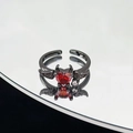 Detail eines Gothic-Fledermausrings mit rotem Herz-Edelstein und schwarzem Metallfinish - Flügel Herz Stil (JZ1132A)