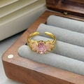 Vista macro di anello vintage con zircone rosa, fascia dorata e dettagli floreali fini - Aperto Regolabile / Stile Elegante di Fiocco con Petali (JZ4010)