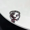 Gotischer offener Ring mit rotem Halbmond und lila Tropfenedelstein auf dunklem Metall - Stern Mond Edelstein Stil (JZ1348A)
