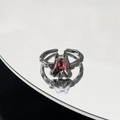 Dettaglio macro di anello gotico con occhi in smalto rosa e metallo nero lucido - Stile Mostro Fantasma (JZ3417)