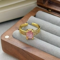Dettaglio dell'anello con zircone rosa, fascia dorata e cristalli pavé - Aperto Regolabile / Stile Rettangolo a Quattro Griffe con Diamanti (JZ4105)