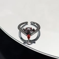 Dettaglio macro dell'anello gotico a pipistrello nero con pietra rossa a goccia e cristalli - Stile Zircone Rosso Pipistrello (JZ3796A)