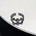 Dettaglio anello gotico a pipistrello con cuore viola su superficie a specchio - Stile Pipistrello Cuore Viola (JZ4453A)