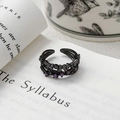 Détail de la bague papillon vintage avec cristaux violets et finition en métal noir - Ouvert Réglable / Modèle Papillon Enroulé Avec Zircon Violet (JZ1883A)