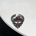 Dettaglio macro dell'anello corona gotico nero con gemma a cuore rosso e zirconi fini - Stile Cuore Rosso Corona (JZ4815A)