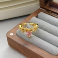 Macro di un anello con cuore di zircone rosa e pavé di diamanti in scatola di legno - Aperto Regolabile / Stile Cuore Principessa Romantica (JZ4960)
