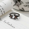 Macro d'une bague papillon noire vintage avec gemmes orange et anneau texturé - Ouvert Réglable / Style Double Papillon Avec Zircon Orange (JZ2089A)