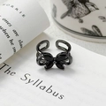 Vue macro détaillée d'une bague papillon en émail noir avec des pierres précieuses sombres - Ouvert Réglable / Style Papillon Zircon Marquis Noir (JZ2628A)