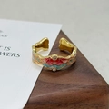 Détail d'une bague émaillée vintage aux motifs floraux colorés et petits oxydes de zirconium - Ouverture Réglable / Style Nuage de Bon Augure Peint (JZ0920A)