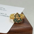 Vue macro d'une bague gourde vintage avec émail cyan, feuilles d'or et cristaux - Ouverture Réglable / Style Calebasse Feuille de Ginkgo (JZ5365)