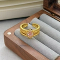Dettaglio anello vintage dorato con zircone rosa e fascia con trama a spirale retrò - Aperto Regolabile / Stile Ovale Spirale Vintage (JZ5940)