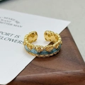 Vue macro d'une bague couronne vintage avec émail bleu clair et détails en zircon - Ouverture Réglable / Style Couronne Vague (JZ5427)