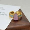 Gros plan d'une bague vintage en émail doré avec pierre rose en forme de gourde - Ouverture Réglable / Style Calebasse Rose (JZ5619)
