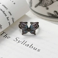 Détail d'une bague papillon ajustable avec émail bleu-violet sur métal noirci - Ouvert Réglable / Style Papillon Lustre Perle Dégradé Bleu-Violet (JZ3346A)