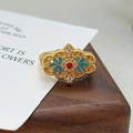 Détail d'une bague vintage en émail avec filigrane d'or, gemme rouge et motifs fleurs - Design Ouvert Réglable / Style Filigrane Évidé (JZ5843)