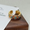 Détail de la bague vintage dorée avec émail violet et incrustation de pierre bleue - Design Ouvert Réglable / Style Turquoise Violet (JZ5903)