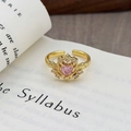 Détail d'une bague vintage en or avec zircon coeur rose et gravure rétro sur livre - Style Couronne Cœur Rose (JZ0631)