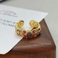 Détail d'une bague florale vintage en émail avec pierre violette et anneau doré ouvert - Design Ouvert Réglable / Style Floral Pierre Violette (JZ6007)